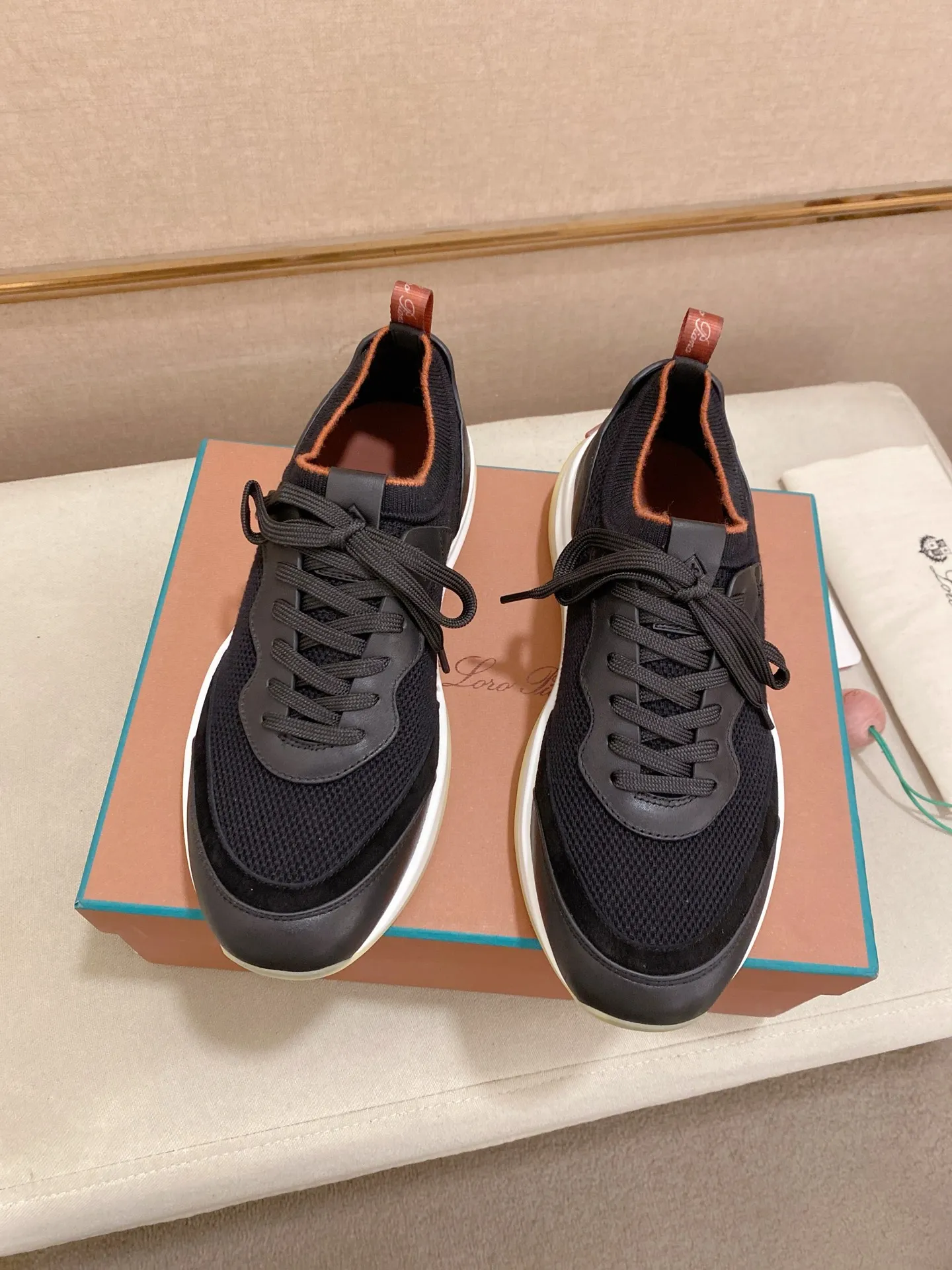 Men's shoes💰: 540💰🔥𝐥𝐨𝐫𝐨 𝐏𝐢𝐚𝐧𝐚 lp classic loafers, an Italian treasure brand, the only brand that can match Hermès! Only after wearing it do we realize that we can’t live up to our feet. The upper is made of imported first-layer cowhide with breathable fly-knit fabric, water-dyed cowhide foot pads, and the official original glass rubber outsole and pendant. Exclusive original packaging (tag ➕ brand paper ➕ outer box ➕ hand bag) code number: 38-44. Can be customized 45-46